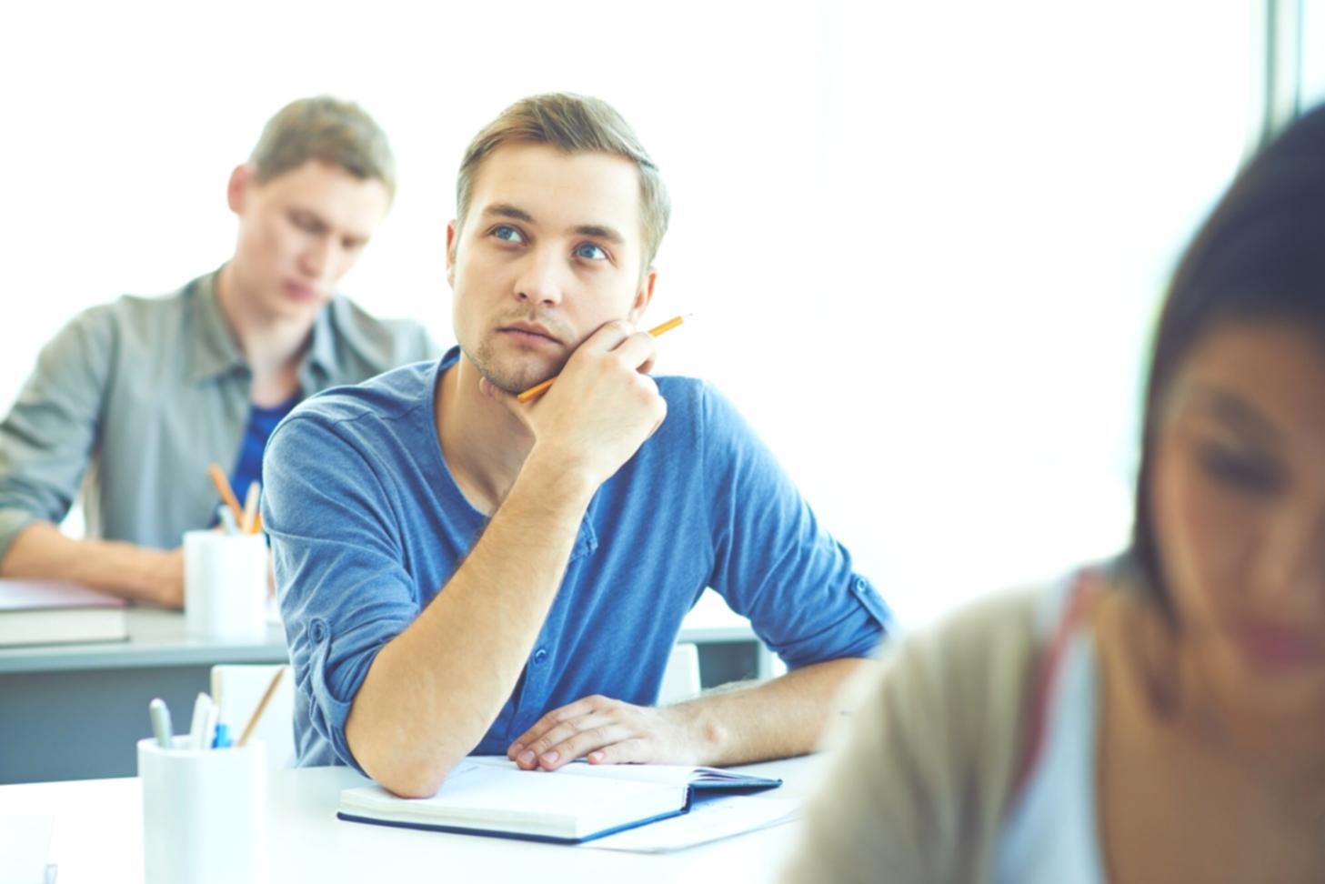 Teilnehmende arbeiten gemeinsam an Finanzplänen im Workshop-Raum