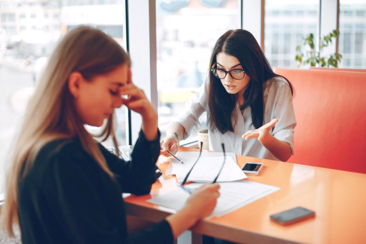 zoeralyxion Team arbeitet gemeinsam an Finanzstrategien